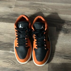 Women Jordan 1s size 10
